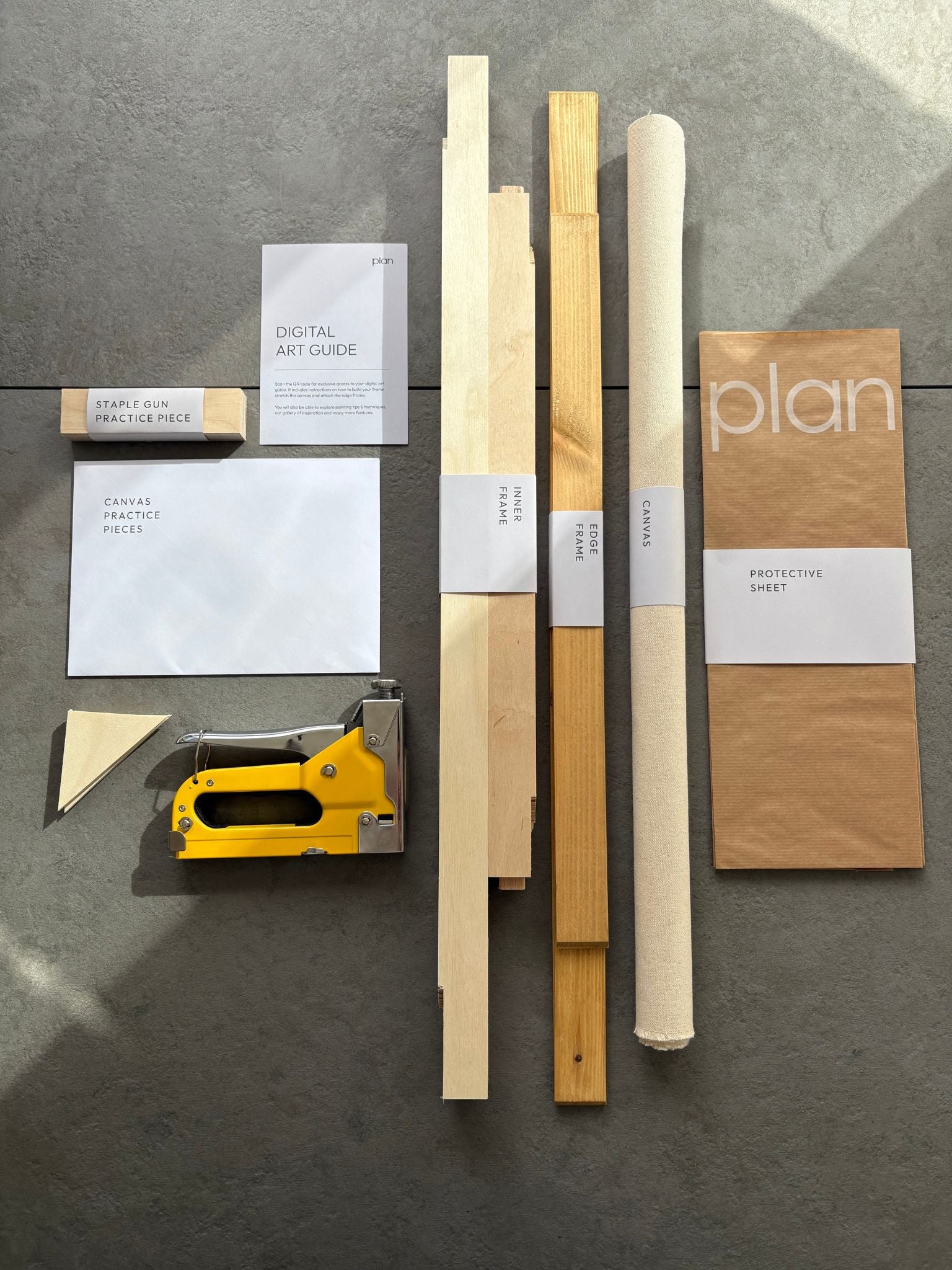 See the contents of the Plan Blank Canvas Art Kit in frame size 50x70cm, oak stain. Handcrafted frame with raw cotton and tools you need to assemble it.